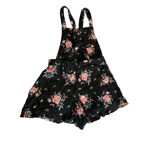 Divided women's size 8 black floral short overalls, inseam 2", length 28" - Picture 1 of 4